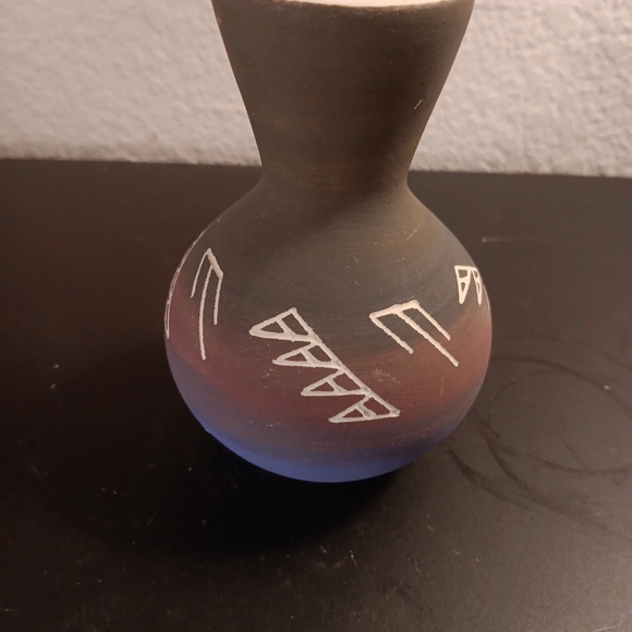 GORGEOUS Signed Sioux Native American Folk Art Pottery 4.5" Bud Vase. - Picture 1 of 5